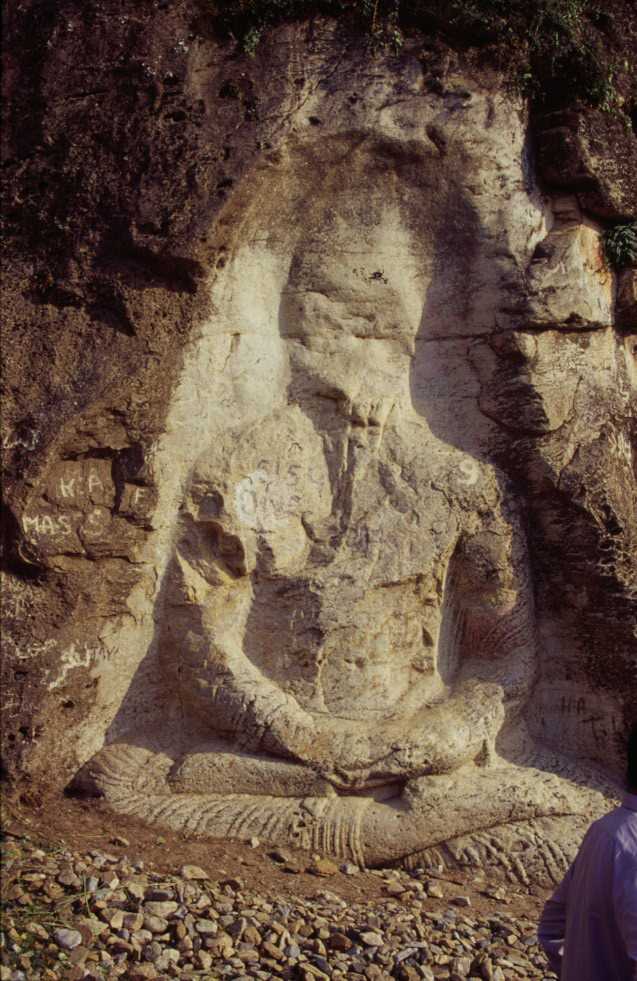 Bouddha sculpté à Mingaroa, le 24 août 1999
