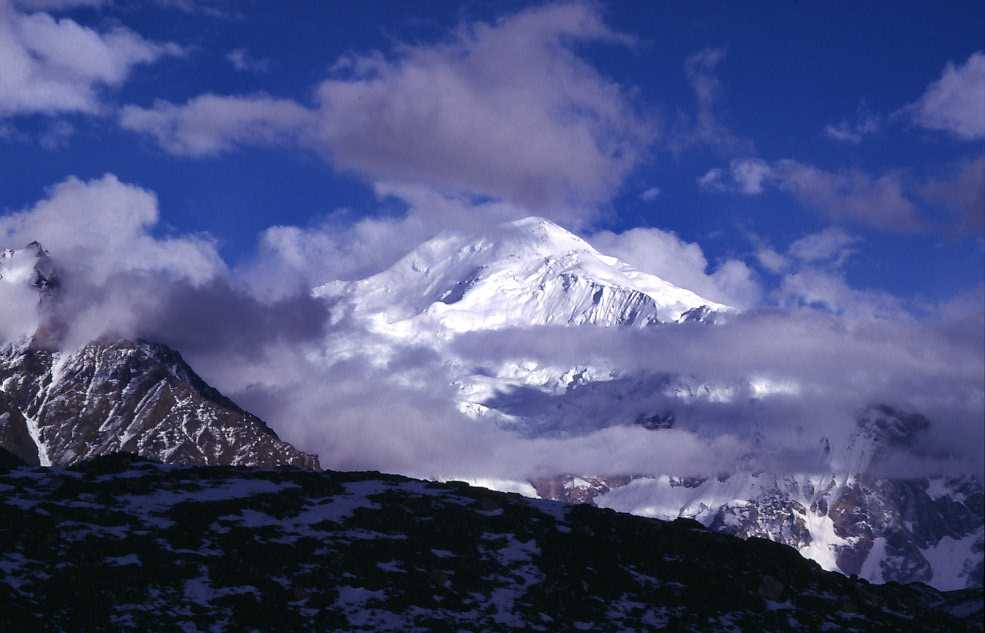 Le « Golden Throne » (ou Baltoro Kangri, 7312 m) pris à la faveur d’une éclaircie le 13 août 1999