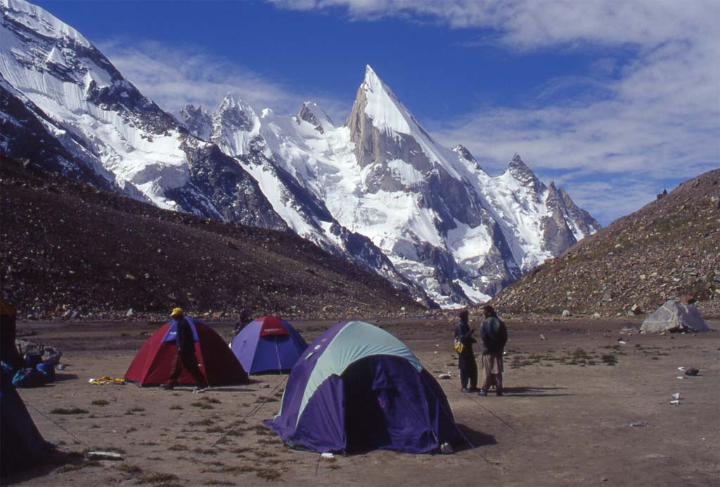 Le pic Leïla (6096 m) vu du camp de Khuispan, le 16 août 1999