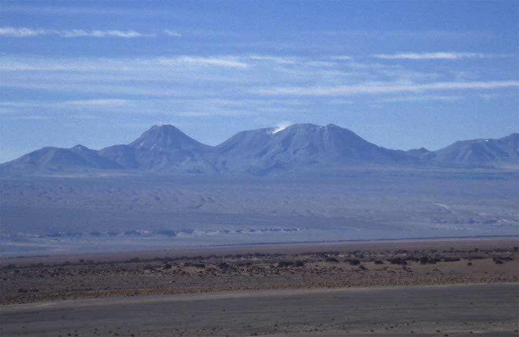 Vue de la région de San Pedro de Atacama avec le volcan Láscar, le 10 août 2000