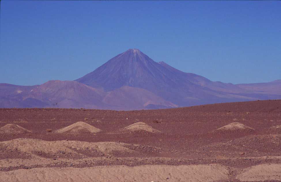 Le Licancábur vu depuis le désert d’Atacama, le 7 août 2000