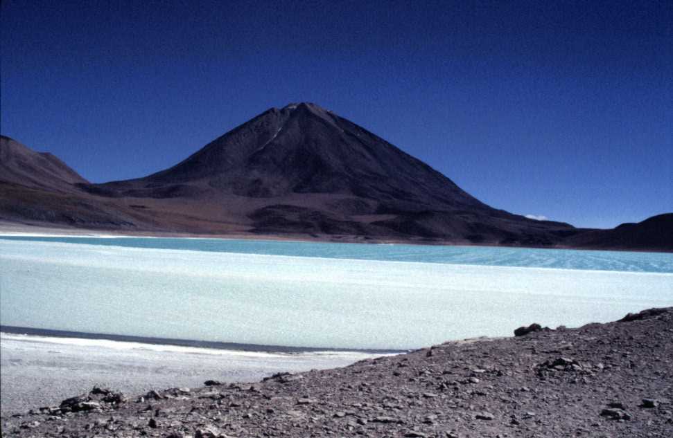 Vue du volcan Licancábur des bords de la laguna Verde, le 21 août 2000