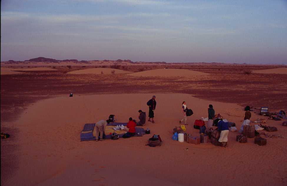 Installation du camp en vue du cordon de Zerga, le 22 mars 2000