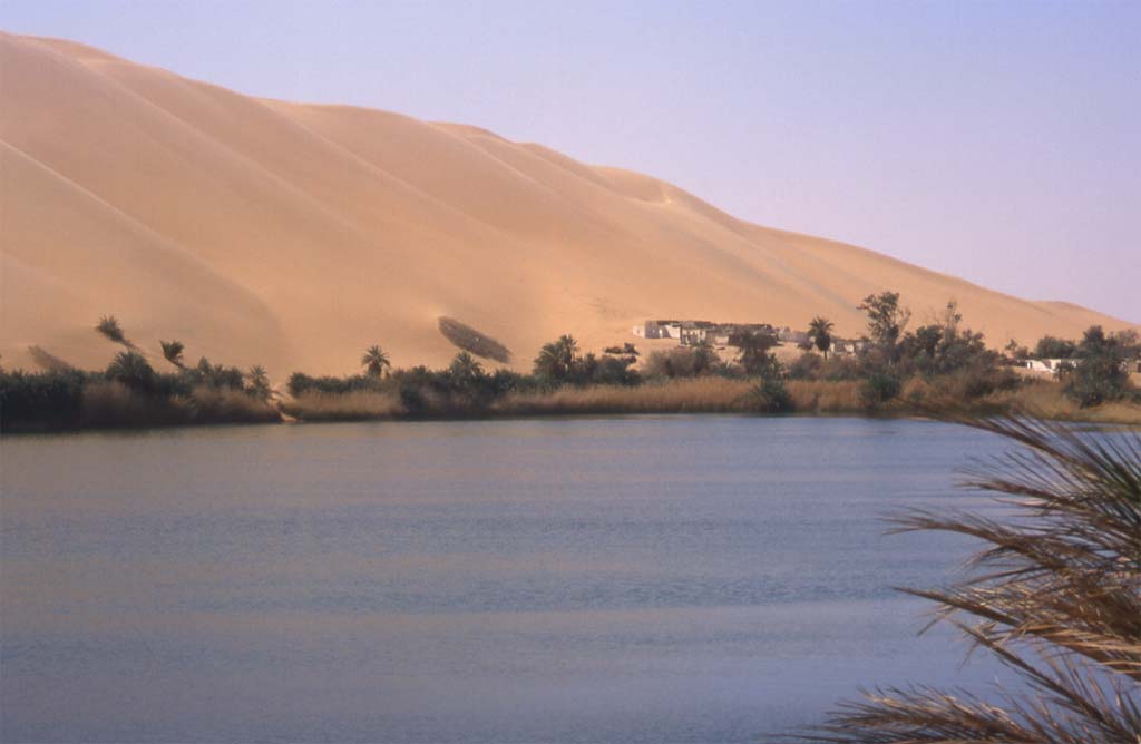 Le lac et la grande dune de Gabaraun dans l’erg d’Ubari, le 22 février 2002