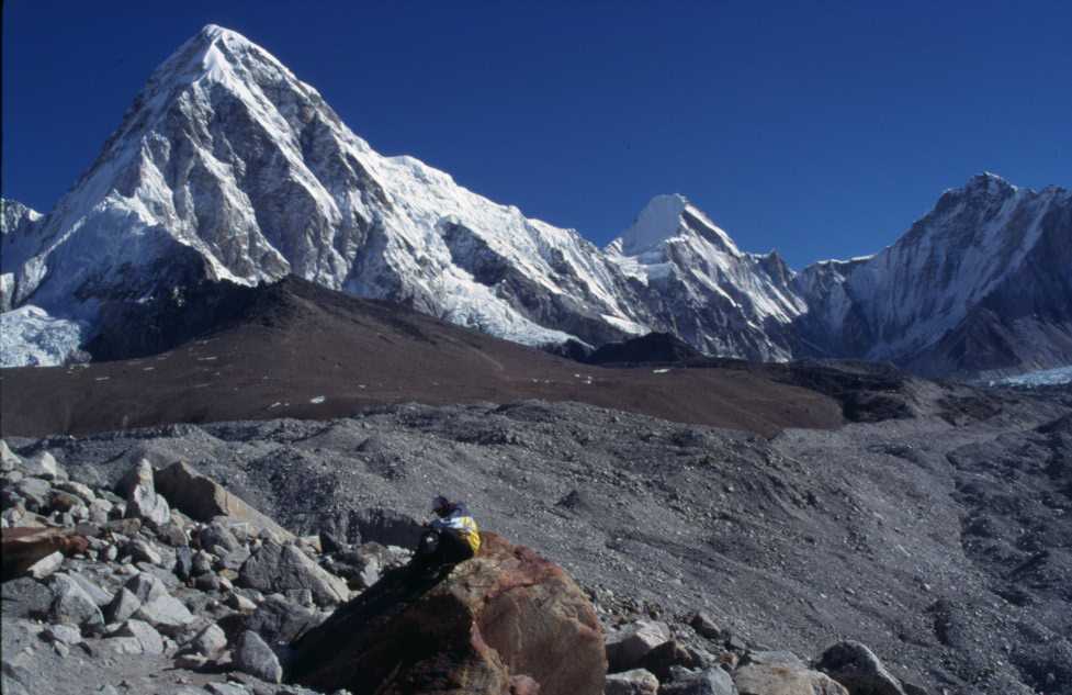 Le Pumo Ri (7145 m)vu depuis le glacier de Changri, le 19 avril 2003