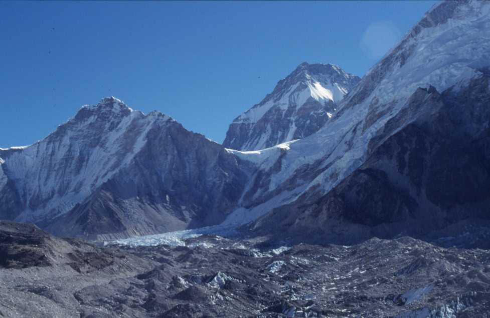 Le camp de base de l’Everest vu du glacier du Changri, le 19 avril 2003