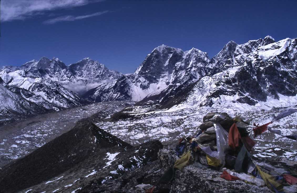 Depuis le Kala Pattar (5545 m) le 19 avril 2003, le glacier du Khumbu et les sommets du Kang Tega, Thamserku, Taboche et Cholatse