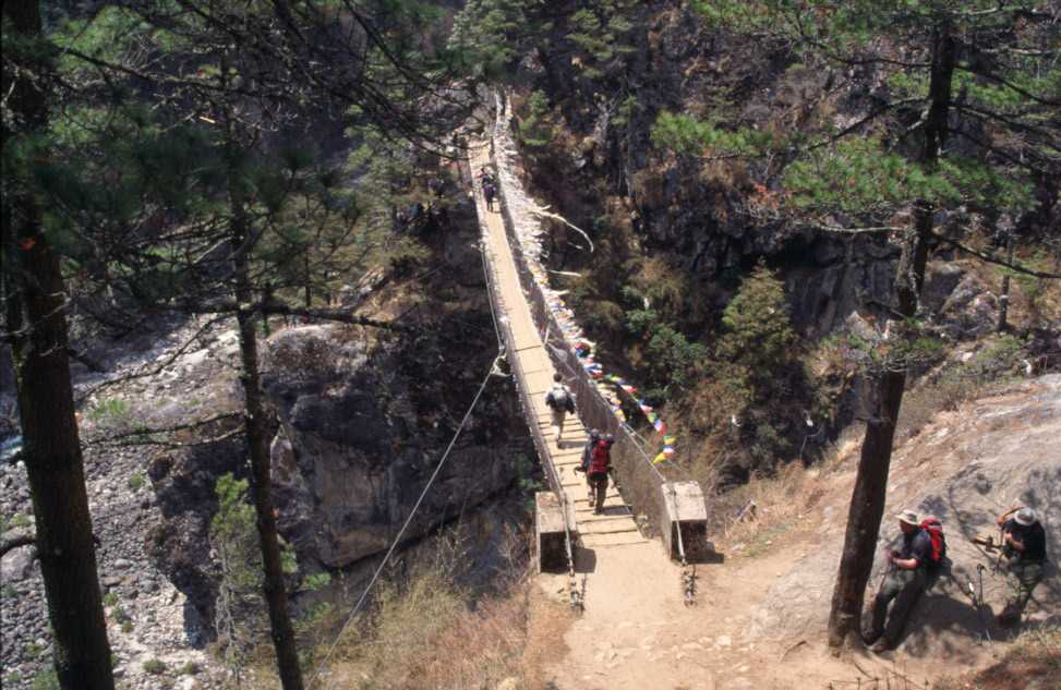 Le pont suspendu de Larja Dobhan, le 9 avril 2003