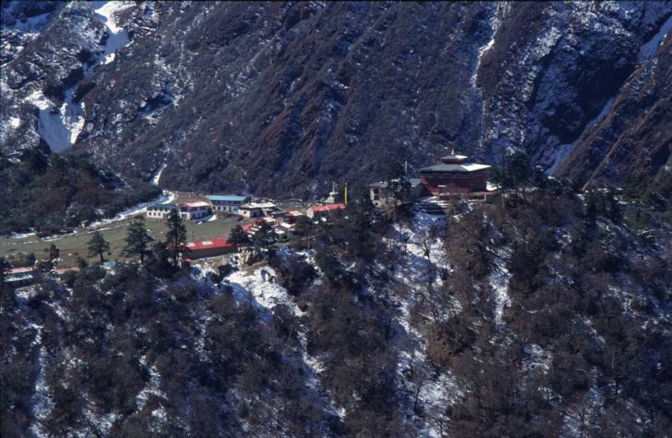 Le monastère de Thyangboche, vu depuis les environs de Phortse le 17 avril 2003