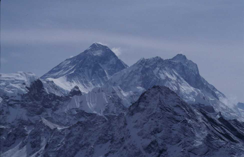 L’Everest, le Nuptse et le Lhotse vus du Gokyo Ri, le 15 avril 2003