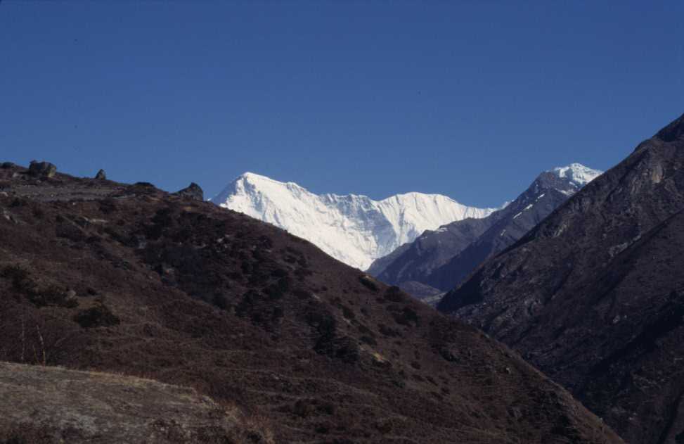 Le Cho Oyu (8163 m) vu de la vallée de Gokyo, le 13 avril 2003