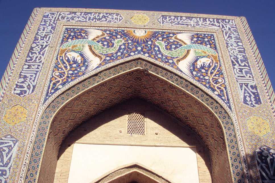Le portail d'entrée de la médersa Nadir Divanbégui de Boukhara, le 23 août 2004