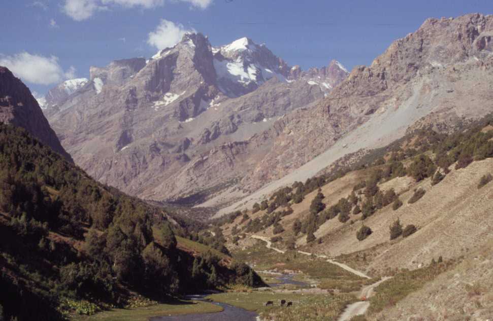 Sortie de la vallée de Chapdara et vue sur le pic Adamtach (4700 m), le 20 août 2004