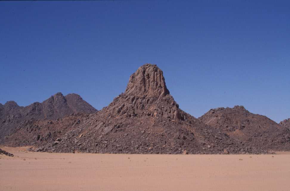 Piton rocheux dans l’adrar Chiriet, le 25 février 2004