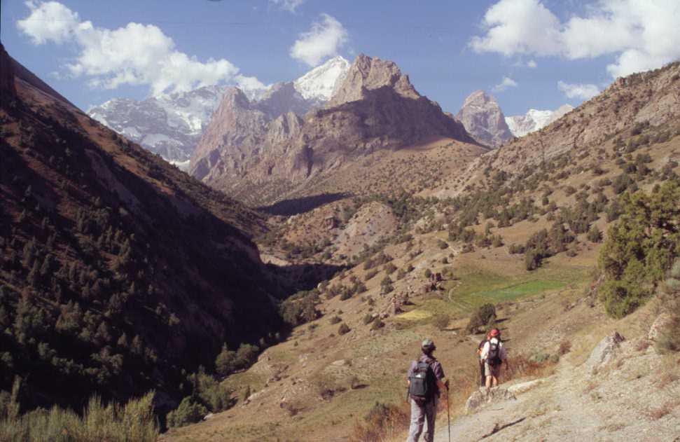 Vue générale de la vallée de l'Imat (au fond le Bolchaïa Ganza, 5306 m) le 21 août 2004