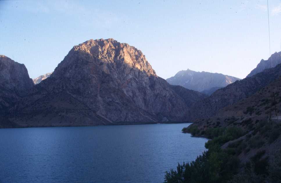Le lac Iskanderkul au crépuscule, le 10 août 2004