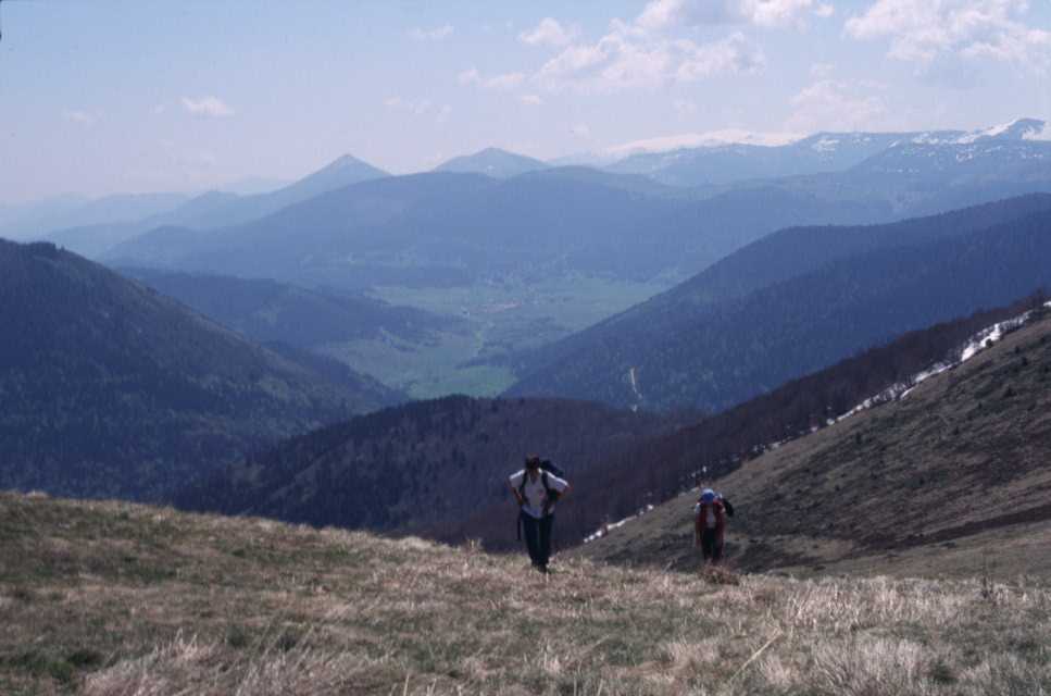 Arrivée au pas du Mouscadou ; dans le bas, la vallée de Comus (17 mai 2004)