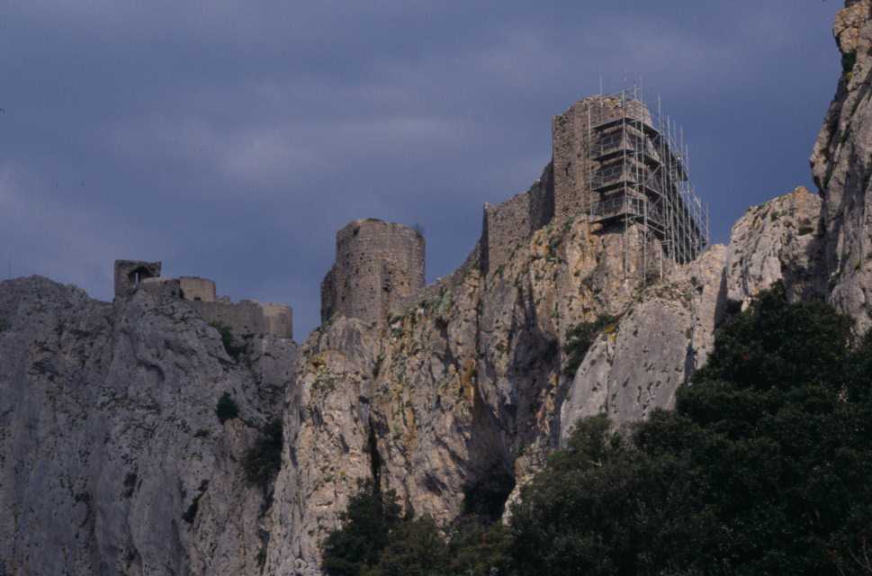 Vue depuis le bas du château de Peyrepertuse, le 19 mai 2004