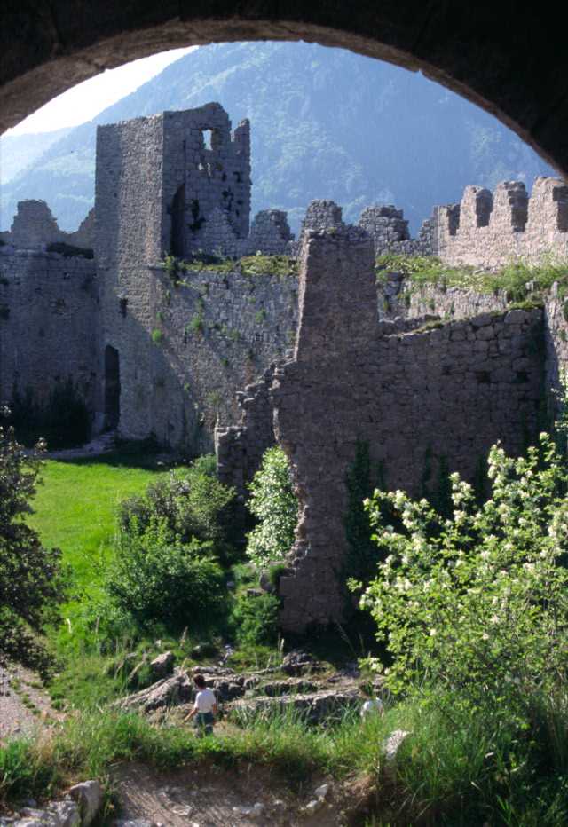 Le château de Puilaurens vu depuis l’entrée du donjon, le 20 mai 2004