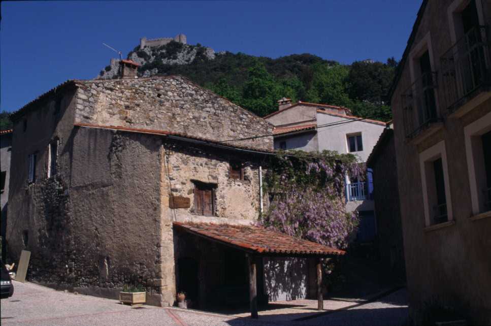 Le village de Puilaurens et le château en arrière-plan, le 20 mai 2004