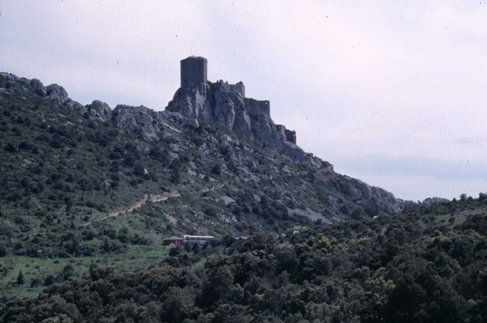 Approche du château de Quéribus à la fin de la randonnée, le 21 mai 2004