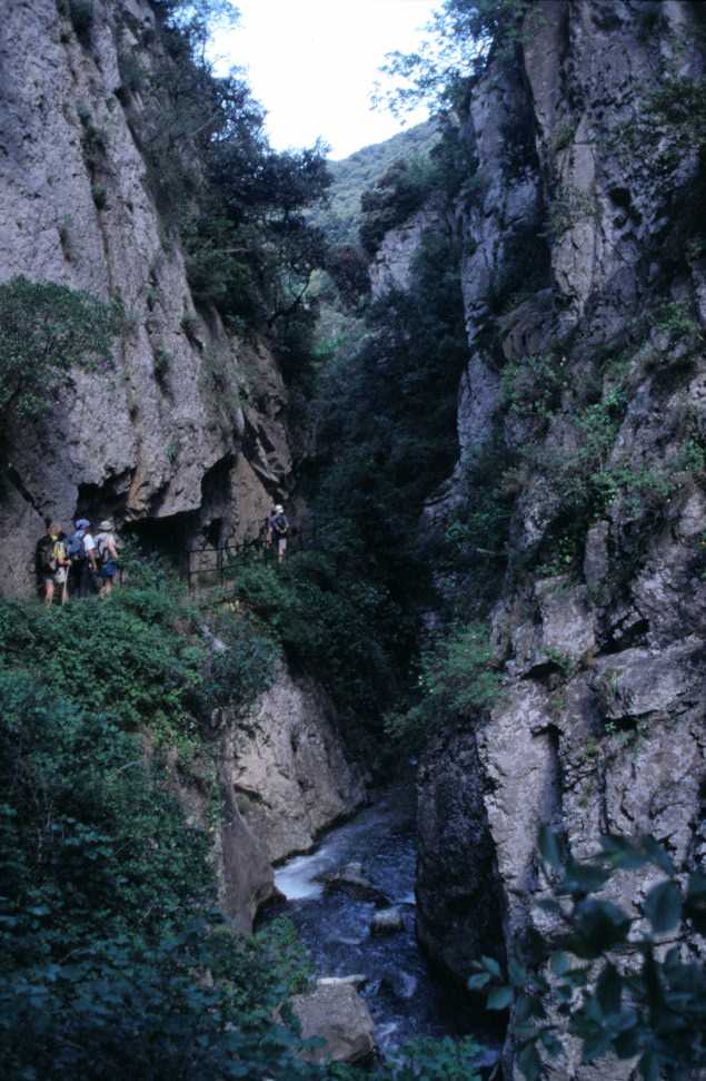 Passage aménagé dans les gorges de Saint-Jaumes, le 20 mai 2004