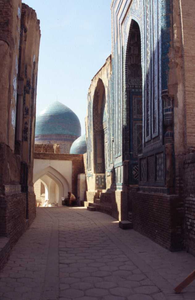 La nécropole Chah-i-Zinda de Samarcande (avec à droite le mausolée de Chadi Moulk Aka) (26 août 2004)