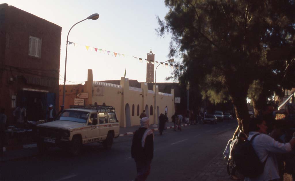 La rue principale de Tamanrasset, le 1ᵉʳ janvier 2005