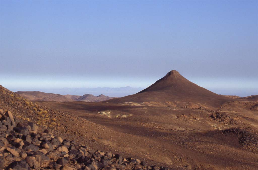 Le massif de la Tefedest apparaît dans au loin (28 décembre 2004)