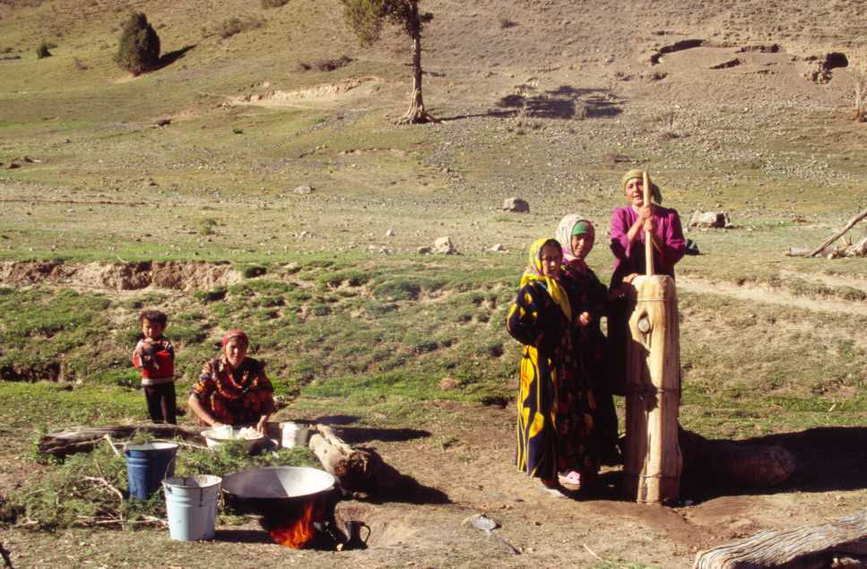 Femmes tadjikes préparant le yaourt, dans la vallée de Sarykhodan (13 août 2004)