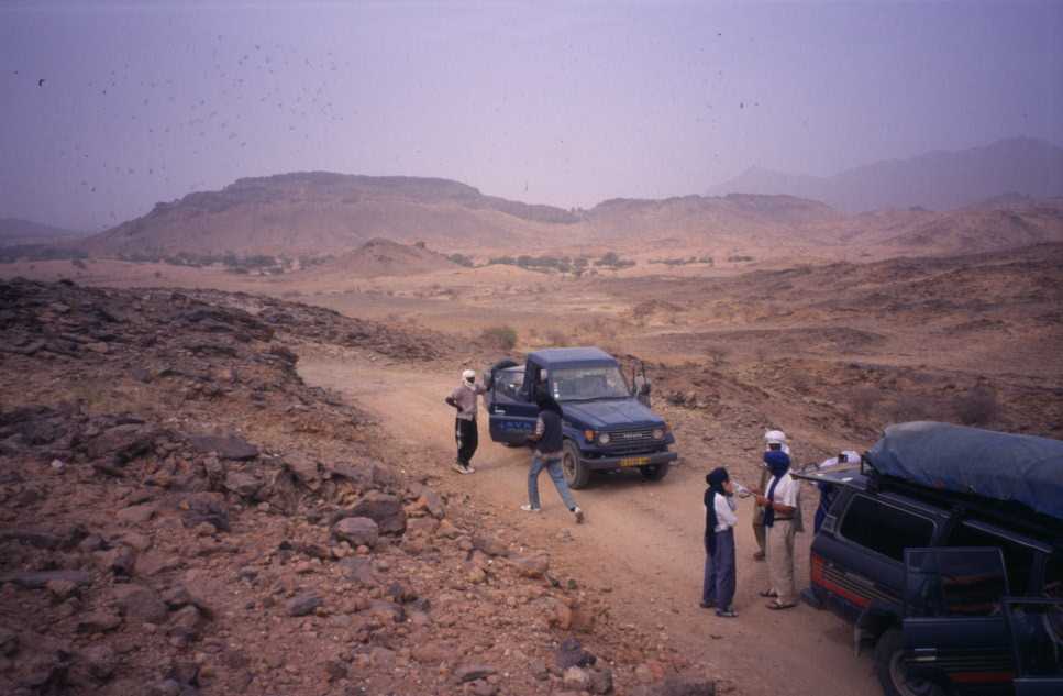 Halte lors de la traversée de l’Aïr en voiture, le 16 février 2004