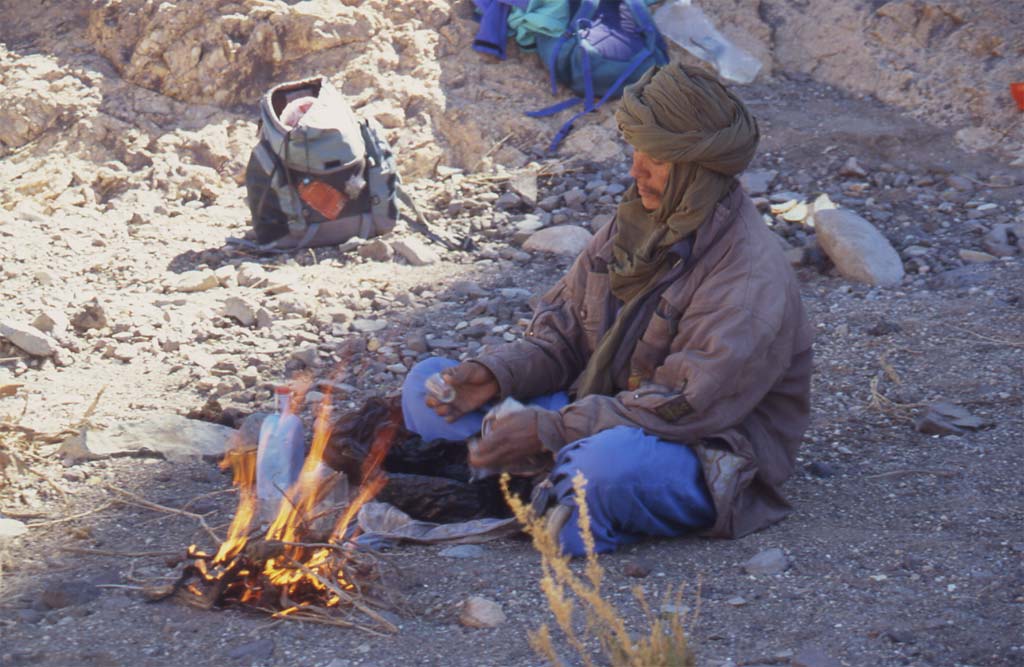 Notre guide Ramrane préparant le thé après le pique-nique (29 décembre 2004)
