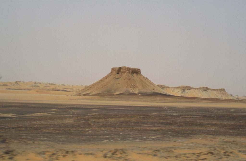 Paysage ultra-désertique entre Farafra et Dakhla, le 18 avril 2005