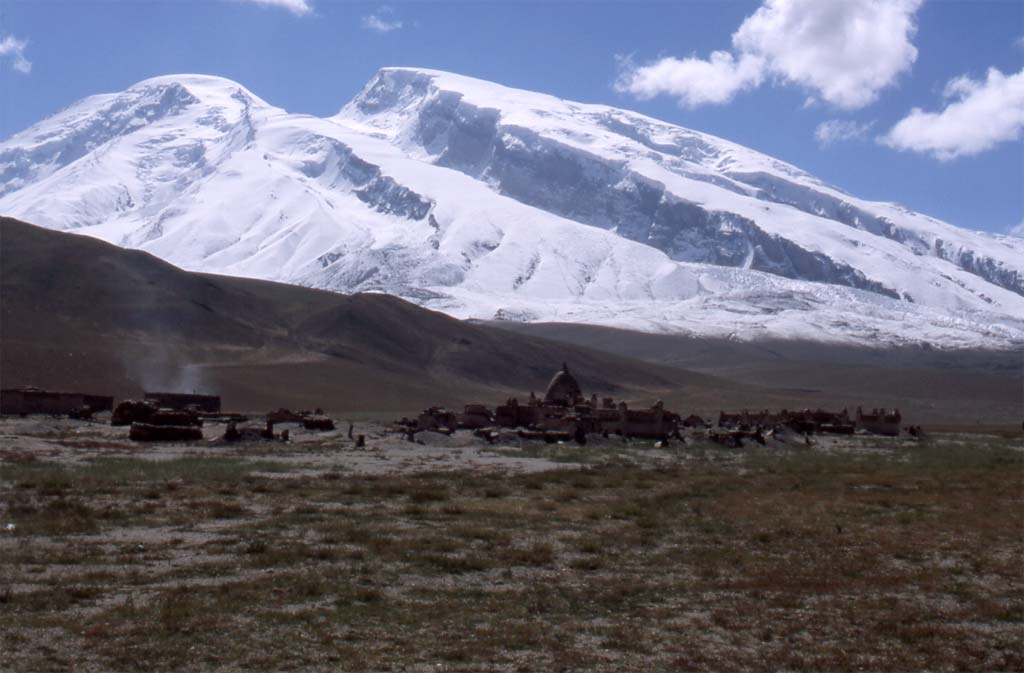 Le village d’Idala et le Mustagh-ata (7546 m), le 9 août 2005