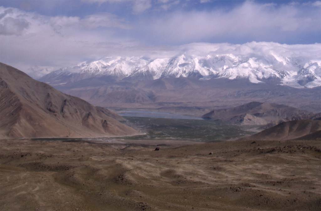 Le lac de Kara-koul depuis un sommet à 4200 m près de Jumbulac, le 11 août 2005