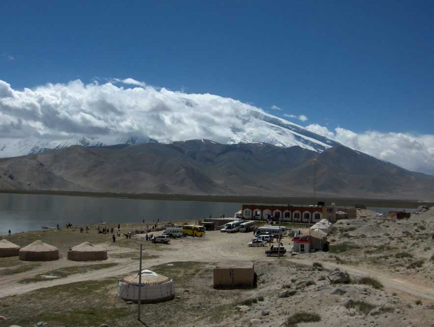 Les rives du lac de Karakoul (avec les pentes du Mustagh-ata en arrière-plan), le 19 août 2005