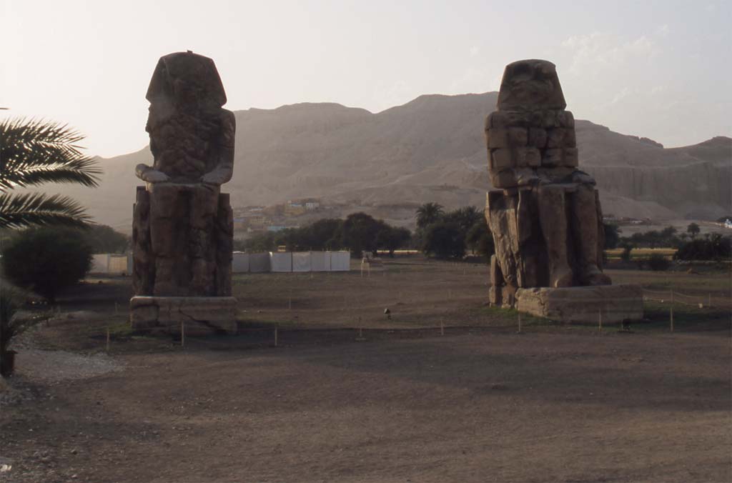 Les colosses de Memnon, le 21 avril 2005