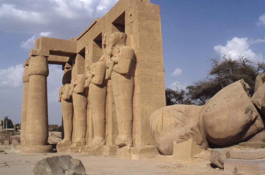 Le temple du Ramesseum et sa satue couchée, le 21 avril 2005