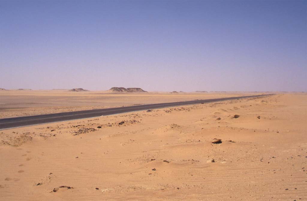 Une vue du désert entre le Caire et Bahareya (14 avril 2005)