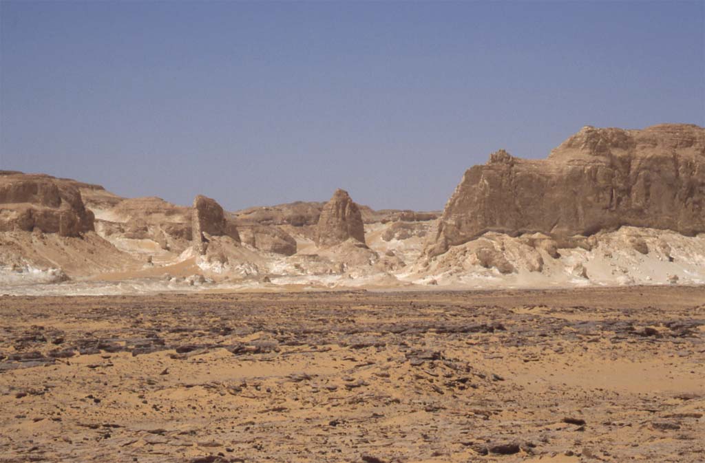 Une vue en direction de la région orientale du désert Blanc, le 15 avril 2006