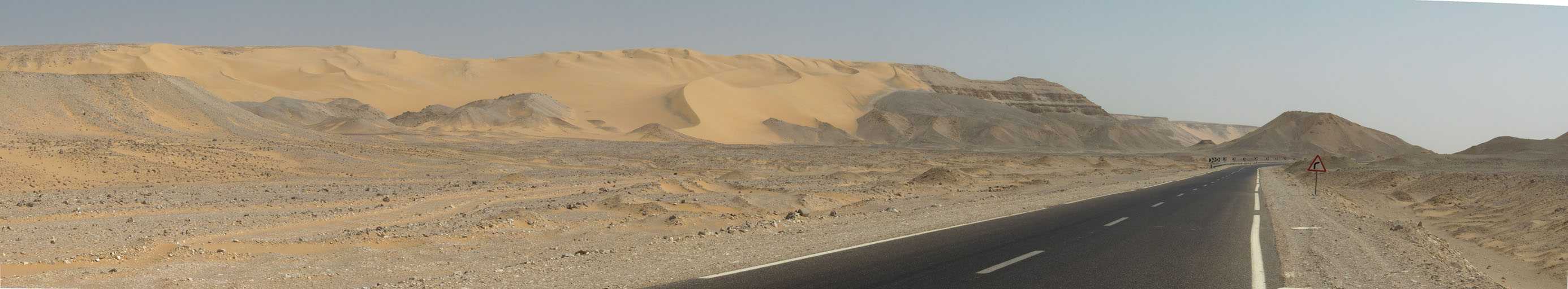 Sur la route entre Kharga et Louxor, le 21 avril 2005