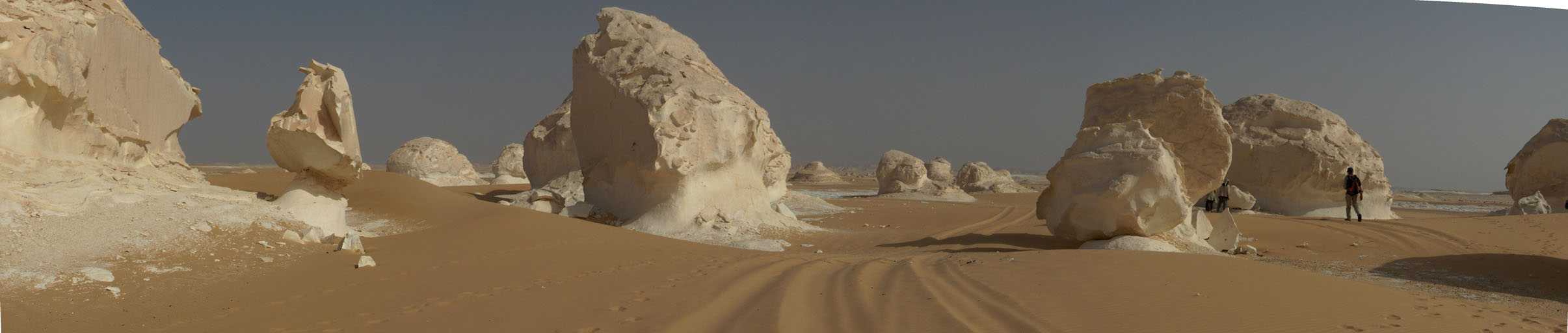 Photographie panoramique prise entre le nouveau et l'ancien désert Blanc, le 17 avril 2005