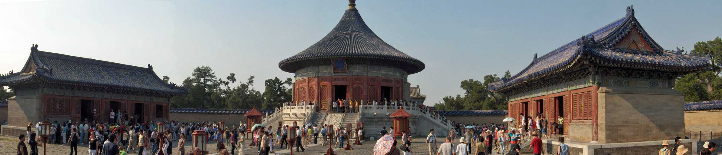 Le mur et le temple de l’Écho dans le parc du temple du Ciel (Pékin), le 21 août 2005