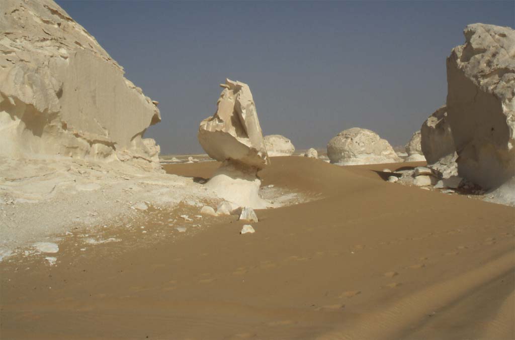 Formations calcaire entre le nouveau et l’ancien désert Blanc, le 17 avril 2005