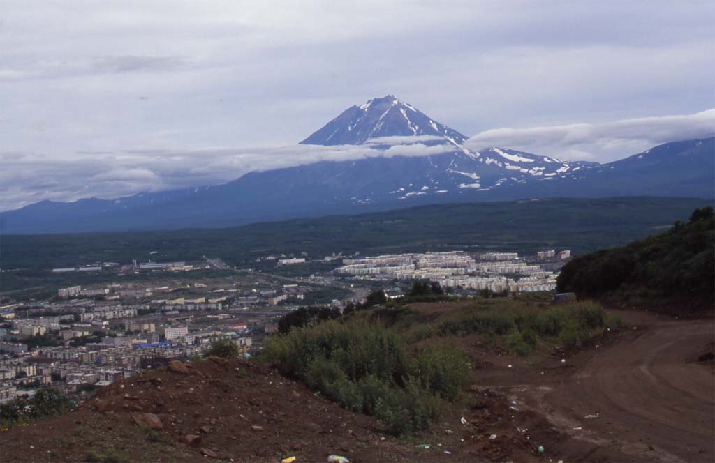 Vue du volcan Koriakski et de la partie haute de Petropavlovsk (19 août 2006)