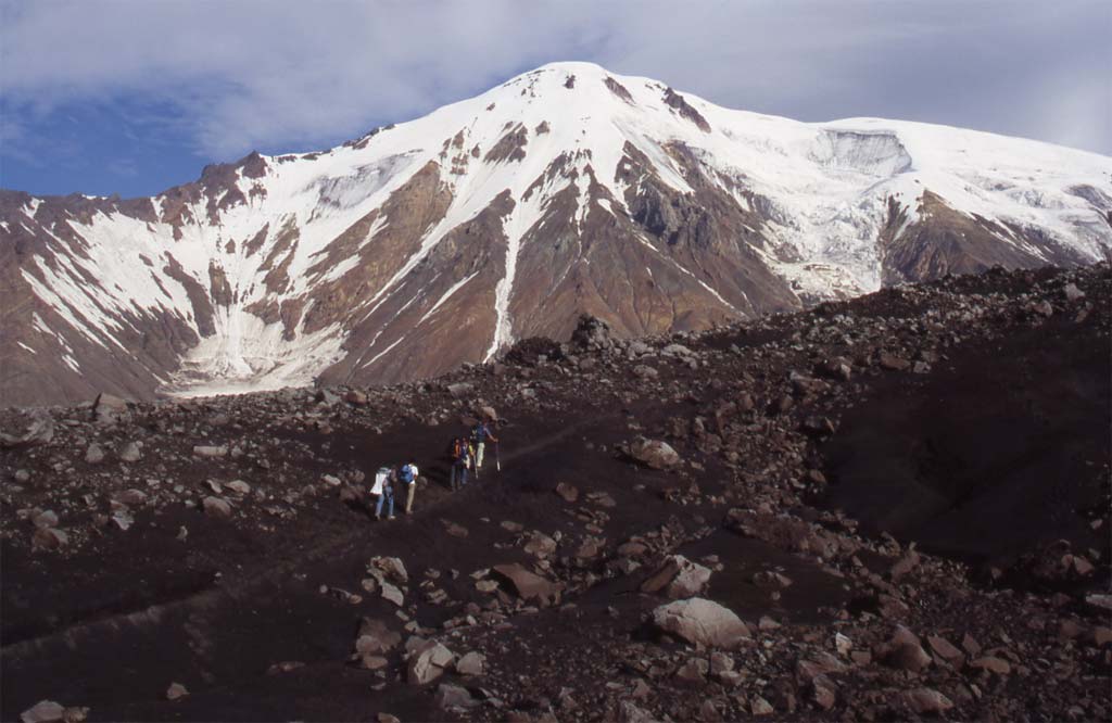 Marche sur le glacier, au pied de l’Ostri Tolbatchik (17 août 2006)