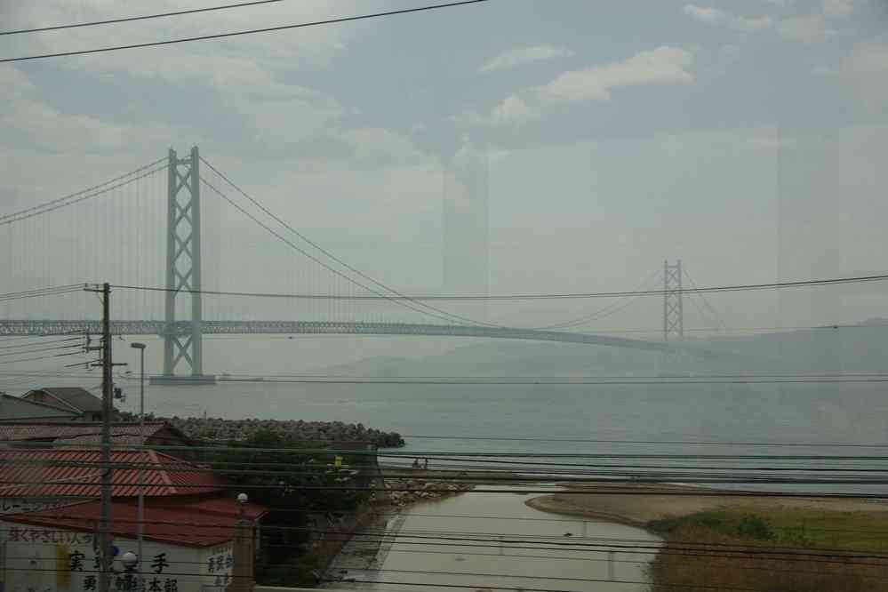 Pont donnant accès à l’île d’Awaji, photographié depuis le train (9 septembre 2007)