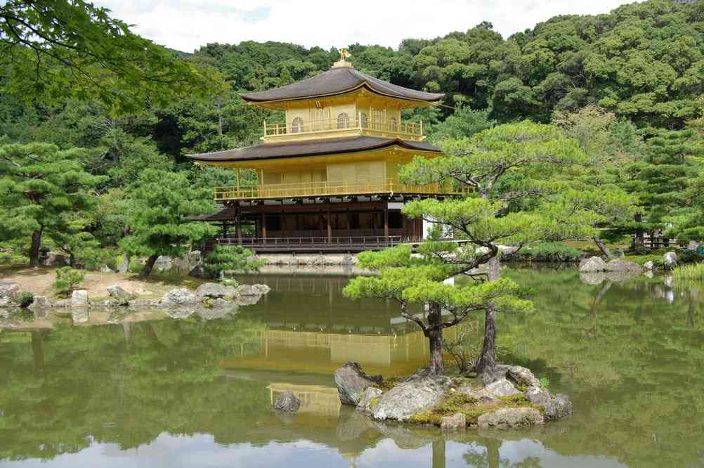 Le célèbre pavillon d’Or (Kinkaku-ji) de Kyōto, le 15 septembre 2007