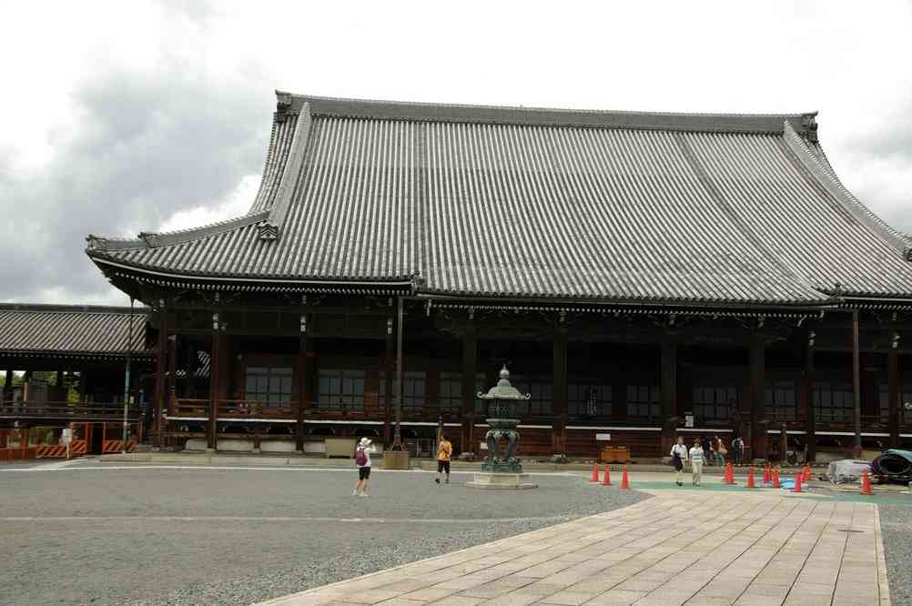 L’extérieur du temple du Nishi Hongan-ji dans le centre de Kyōto, le 15 septembre 2007