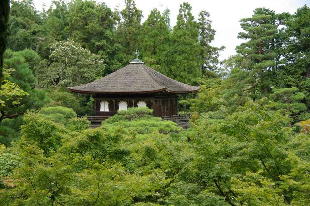 Le pavillon d’Argent (Ginkaku-ji) émergeant des arbres, le 15 septembre 2007